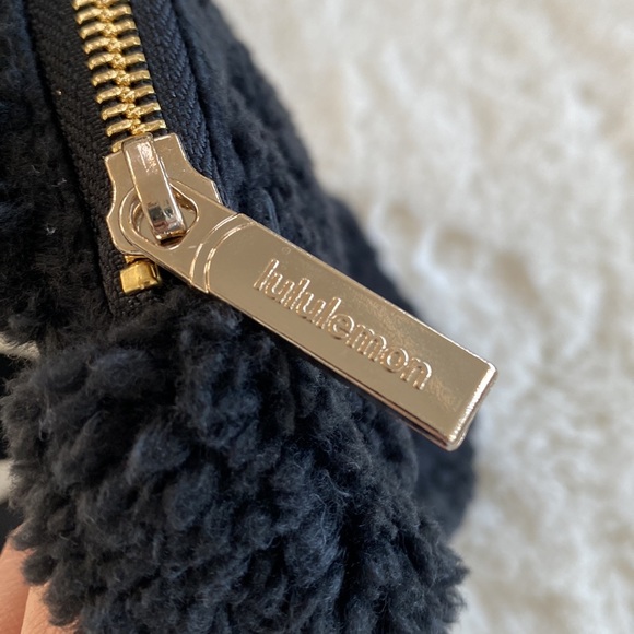 ❤️ Lululemon Fleece Everywhere Belt Bag Black Gold NWT - Picture 6 of 8